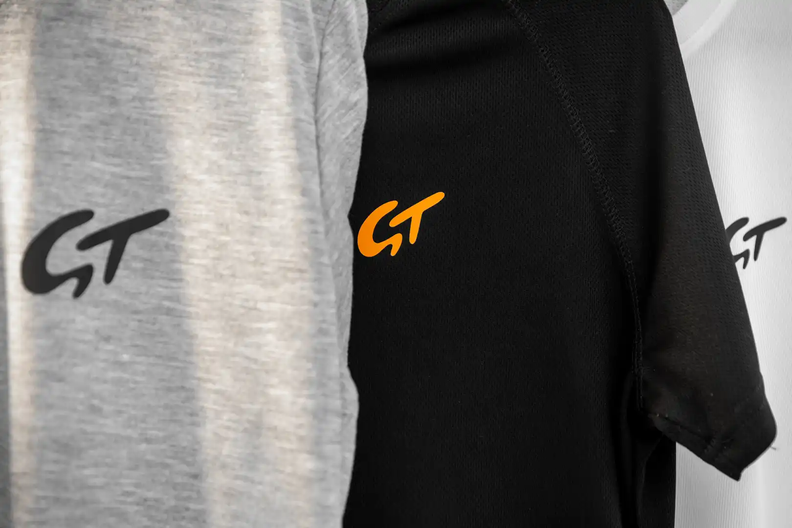 Tee-shirt avec les initiales de Gilbert Tennis. Vendus à l'unité ou en lot.