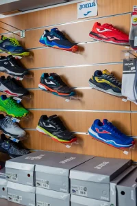 Photo qui représente une variété de différentes chaussures de la marque "Joma".