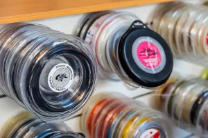 Photo qui met en avant les différents produits exclusifs de Gilbert Tennis pour les cordes.