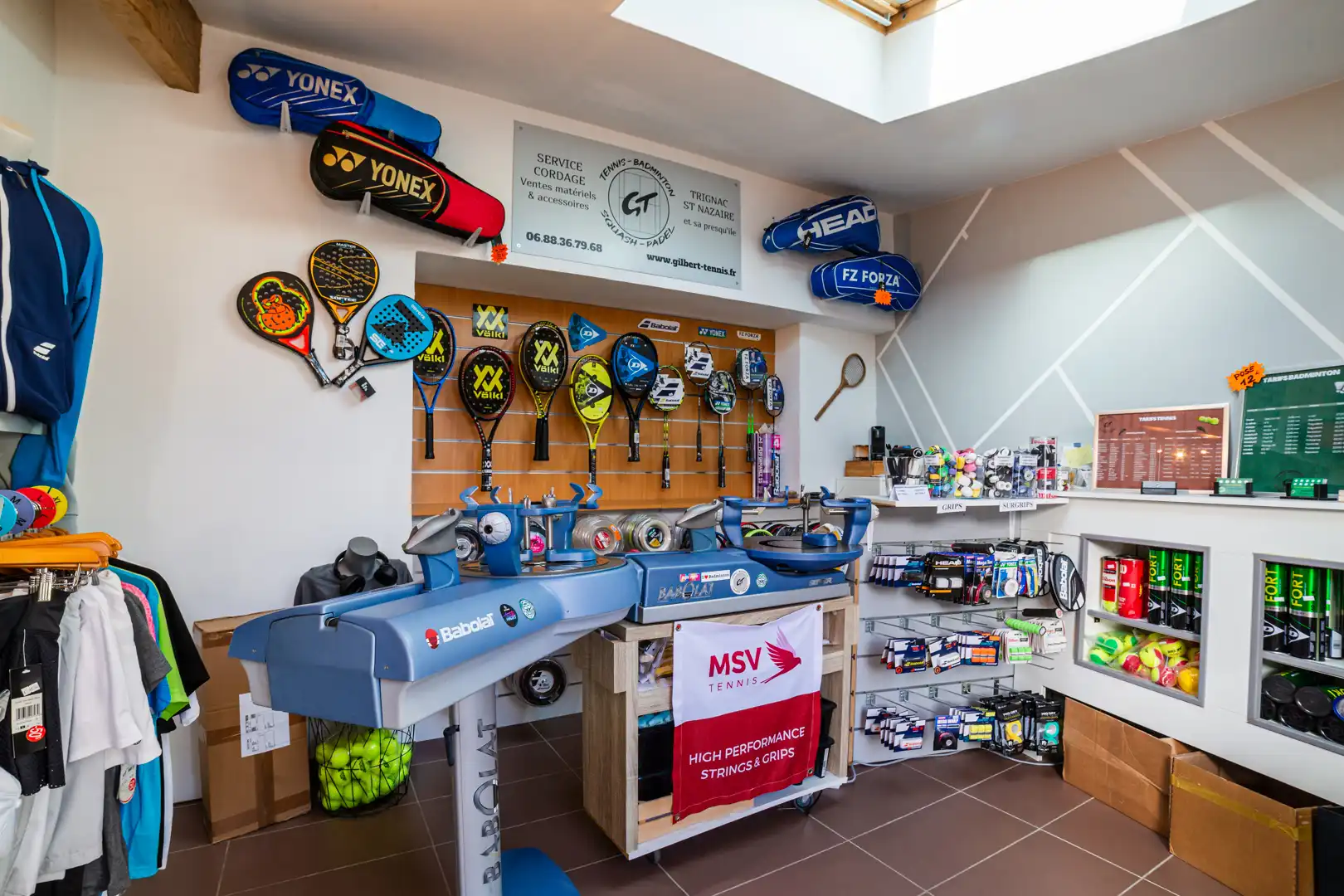 L'atelier de Gilbert Tennis accessible du lundi au vendredi.