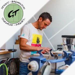 Gilbert qui répare une raquette de manière professionnelle.